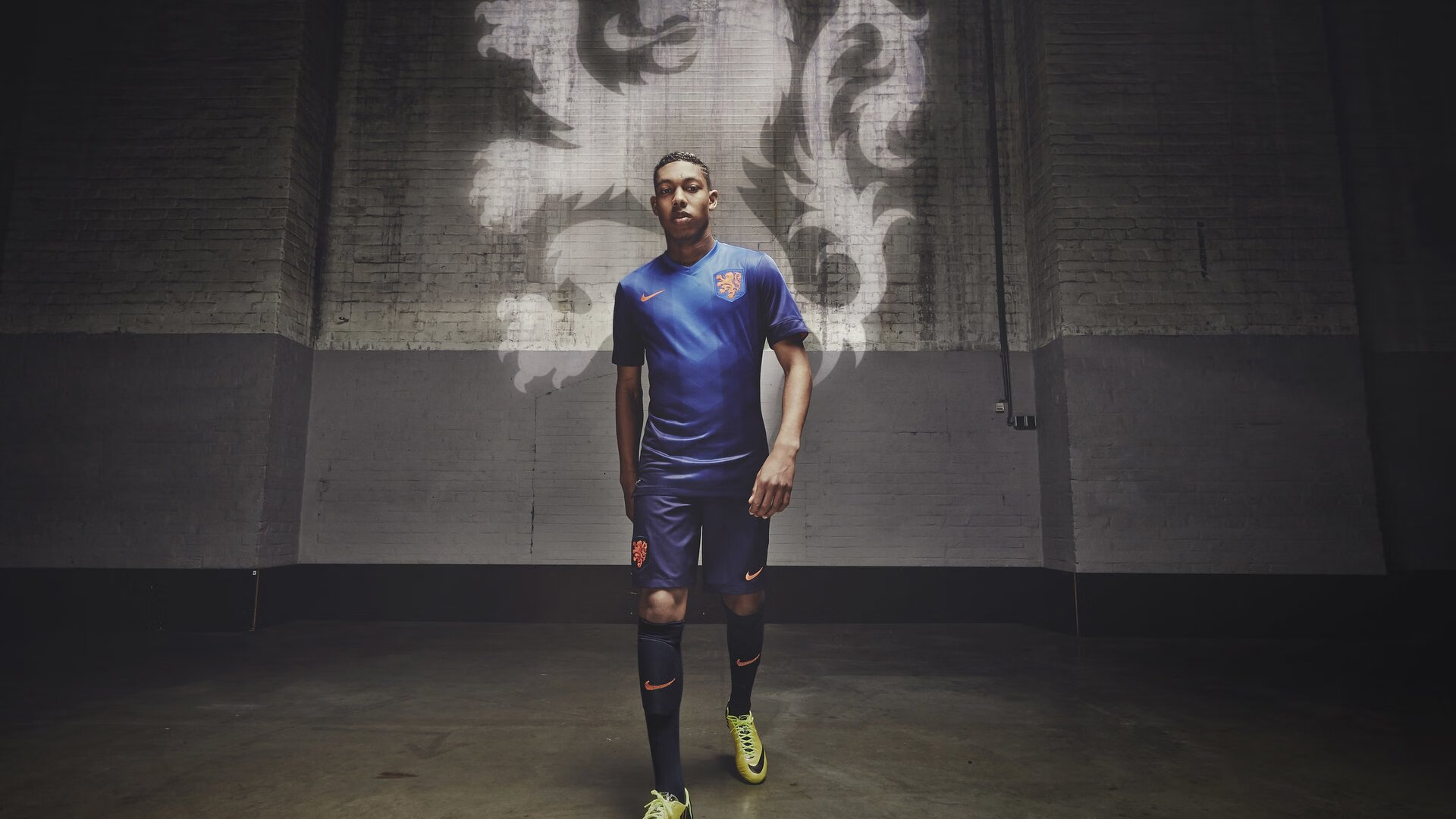 爱游戏官方论坛-英超比赛中关键传球线路与身体对抗强度的分布模式分析，英超传控球队